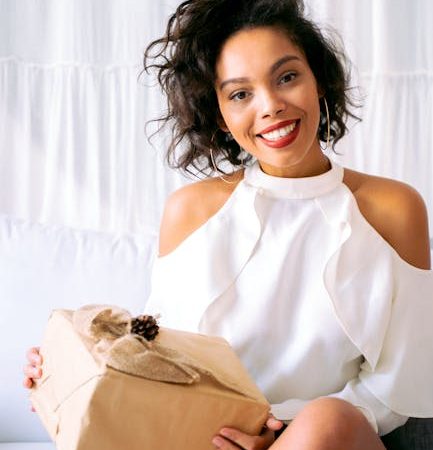 Ну купи мне подарок