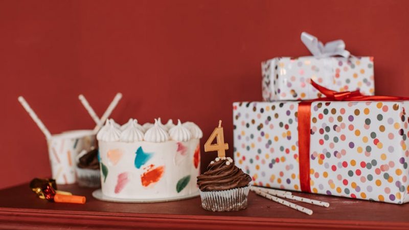 Какие подарки дарят на год свадьбы