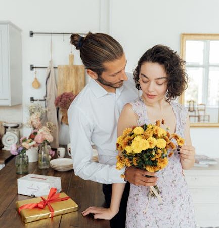 Женщина дарит подарок