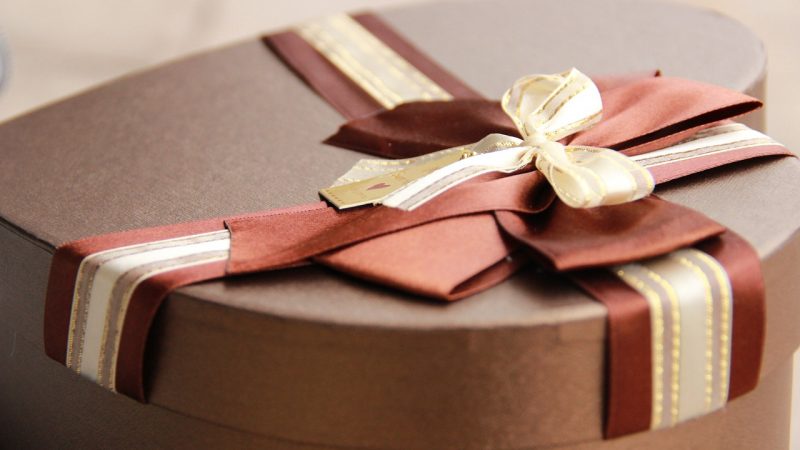 Можно ли подарить подарок